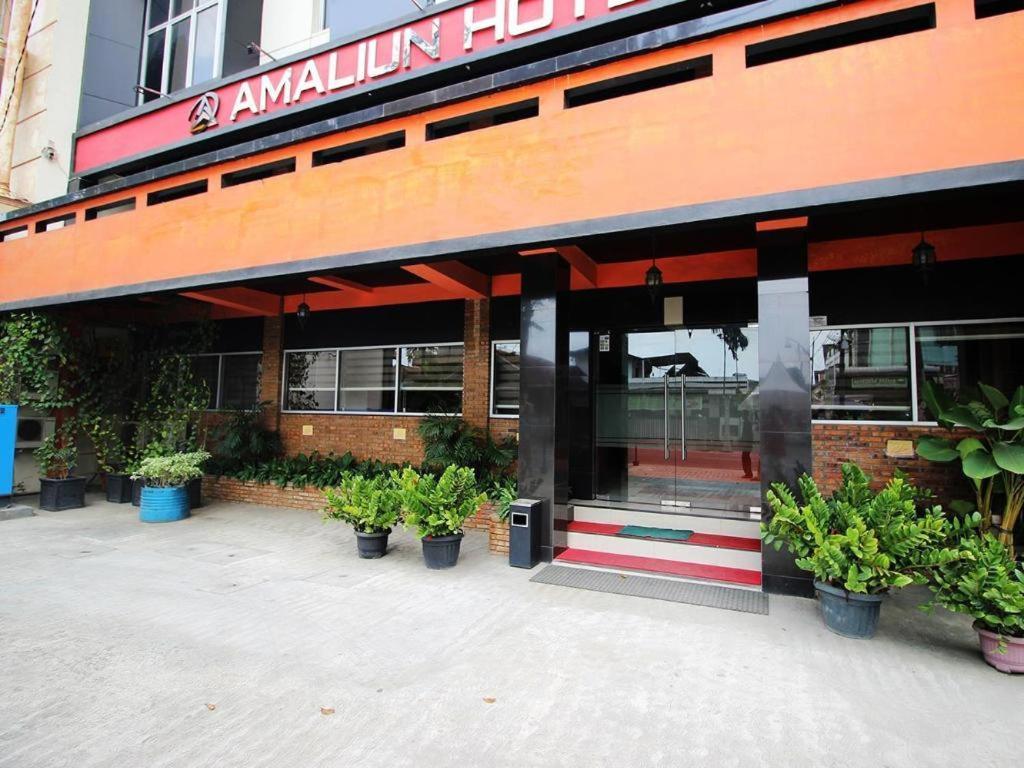 Amaliun Hotel Medan Exterior photo