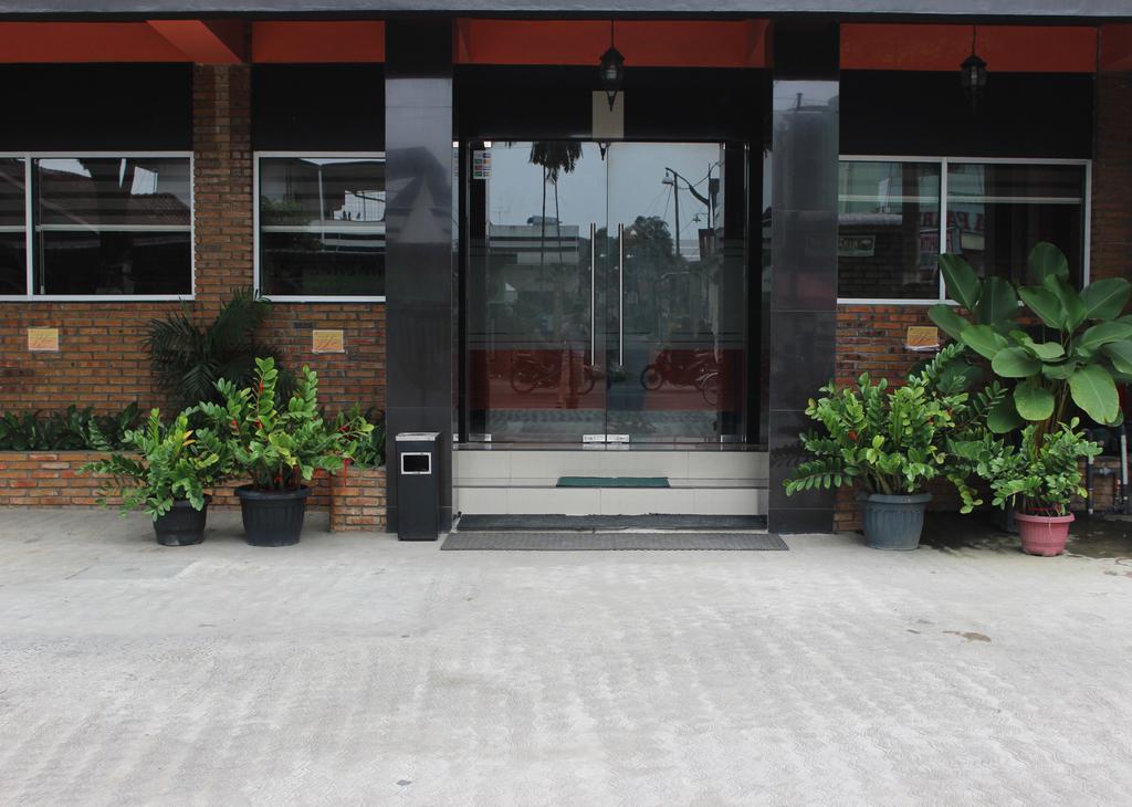 Amaliun Hotel Medan Exterior photo