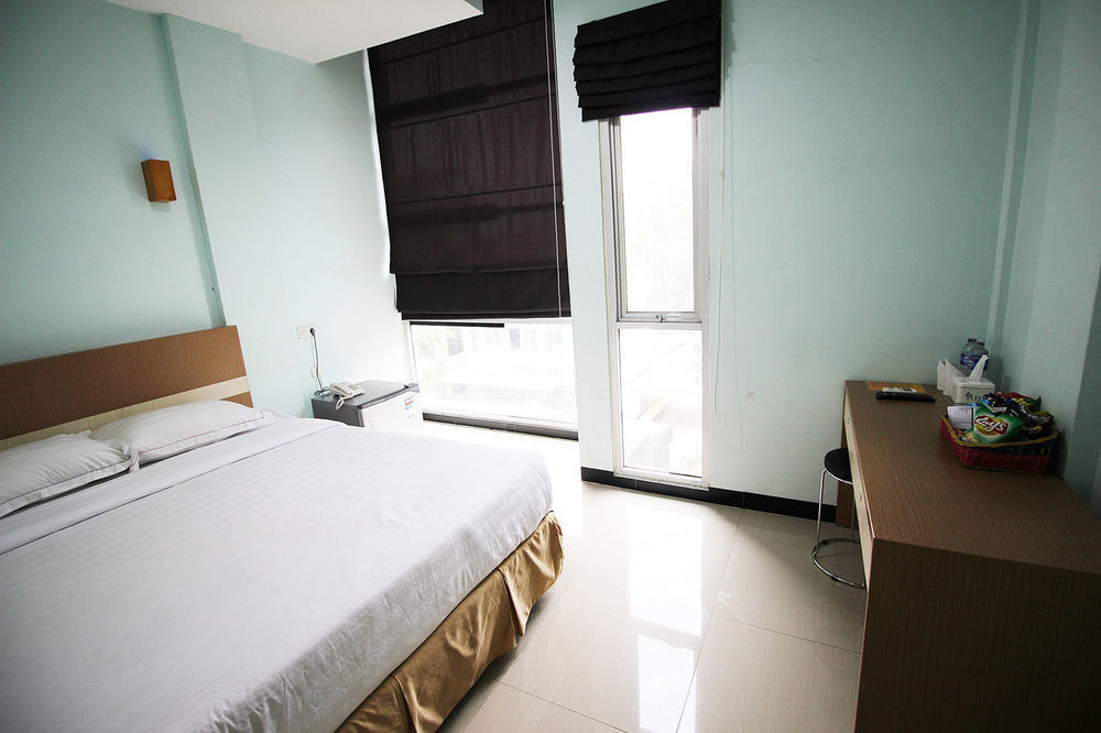 Amaliun Hotel Medan Exterior photo