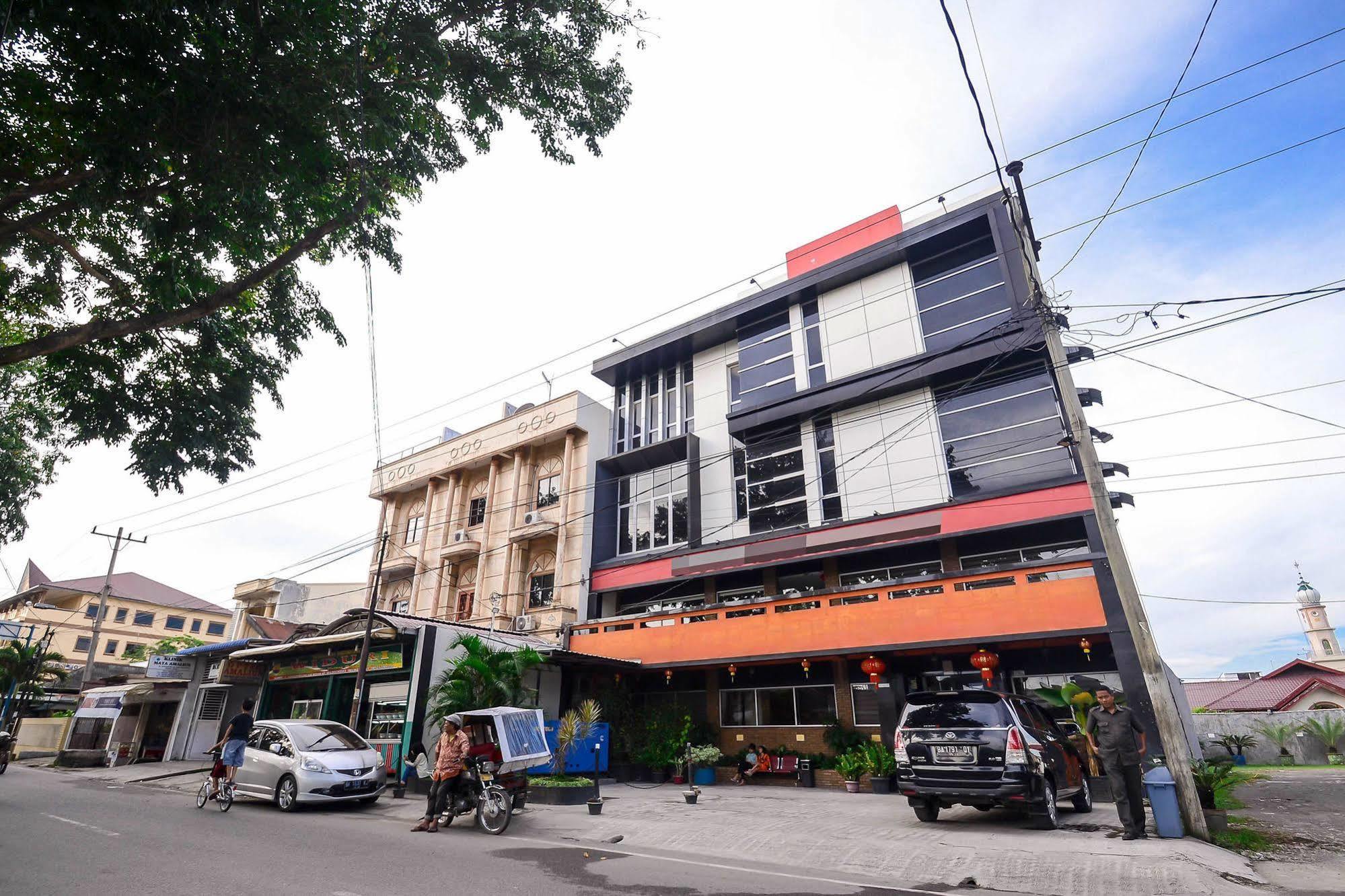Amaliun Hotel Medan Exterior photo